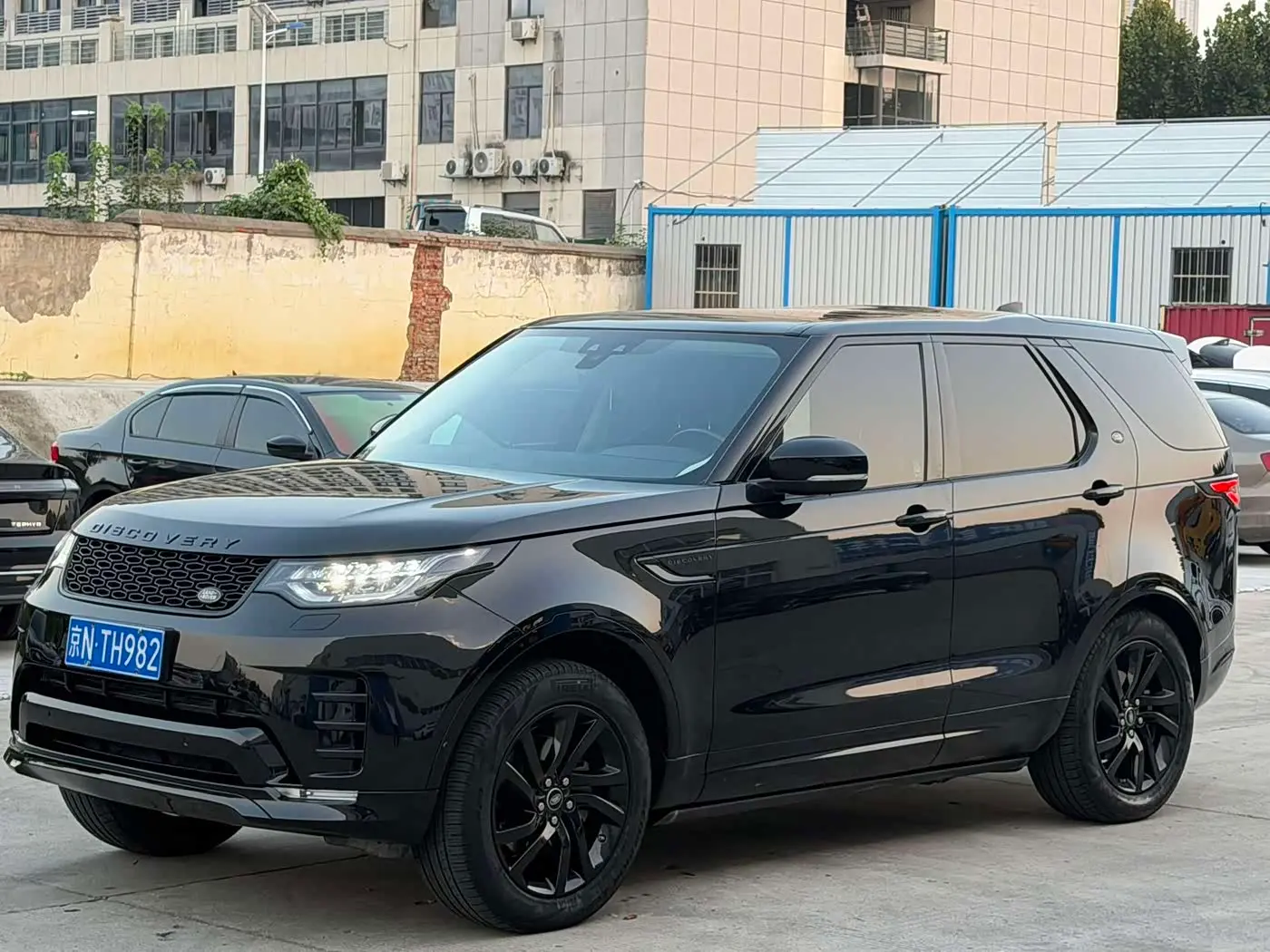 Land Rover Discovery 2021 — Photo 1/9