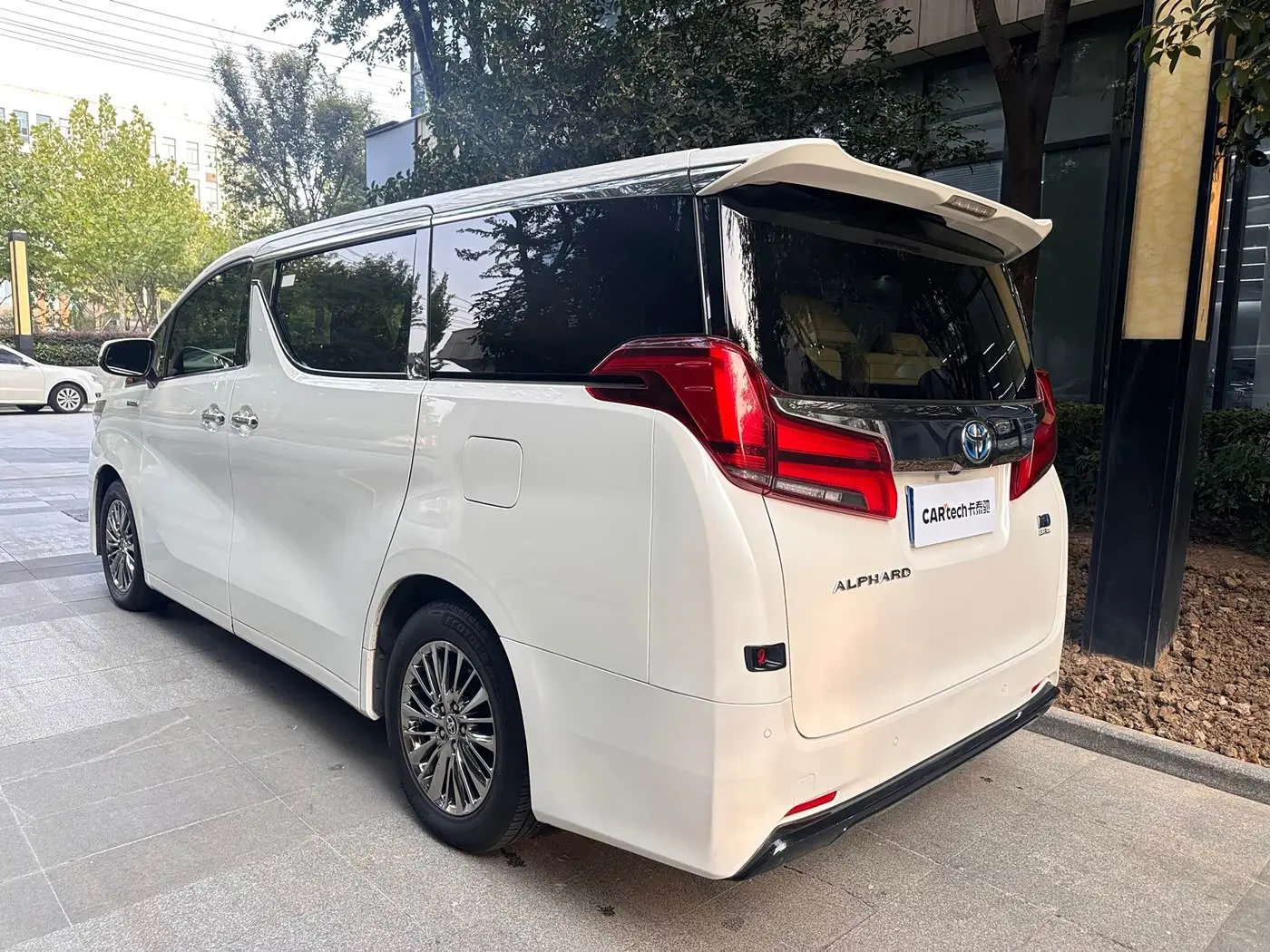 Toyota Alphard 2021 — Photo 5/14