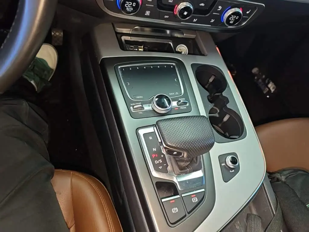 Audi Q7 2019 — Şəkil 13/19