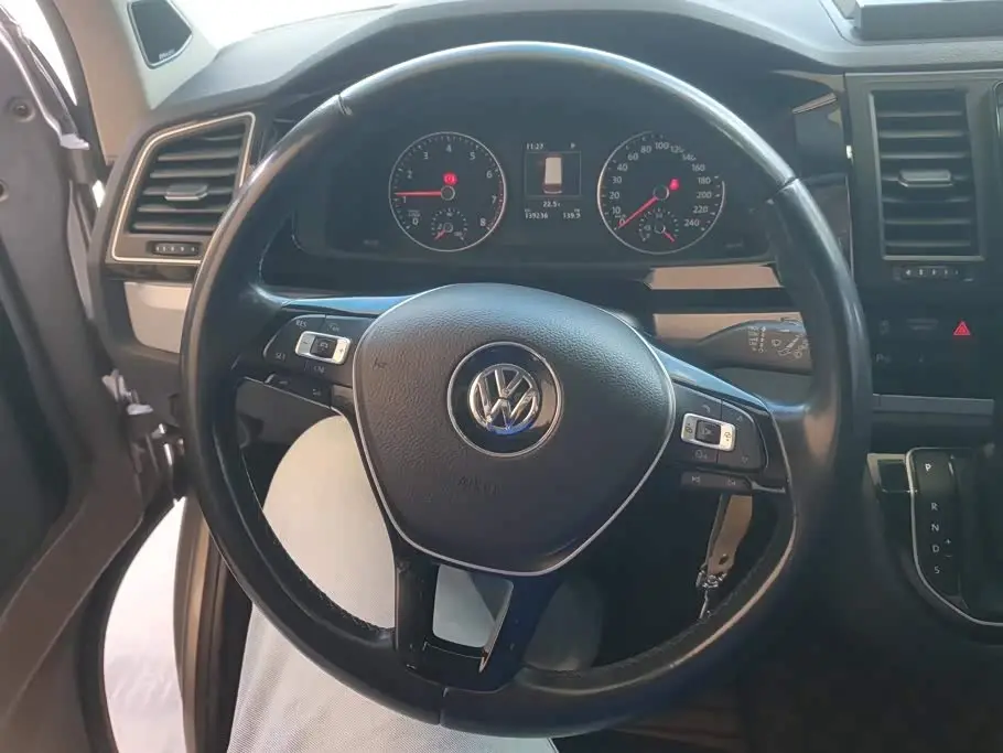 Volkswagen Multivan 2017 — Şəkil 15/16