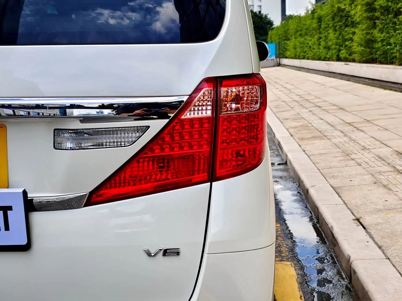 Toyota Alphard 2012 — Photo 16/19