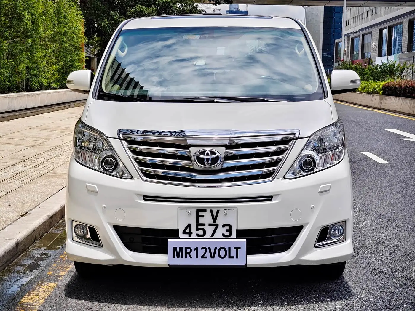 Toyota Alphard 2012 — Photo 18/19