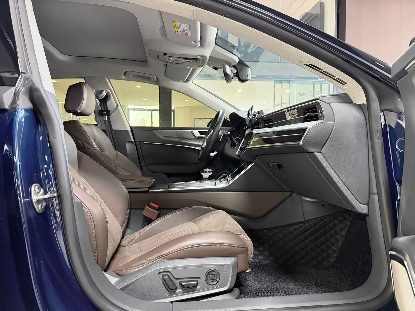 Audi A7L 2023 — Фото 9/20