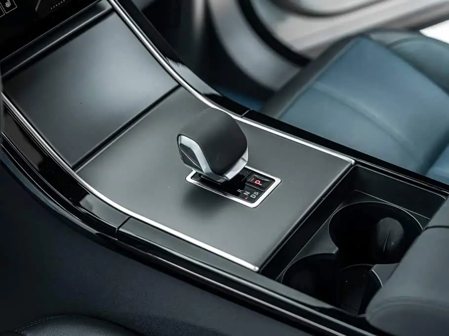 Land Rover Range Rover Velar 2024 — Фото 18/20