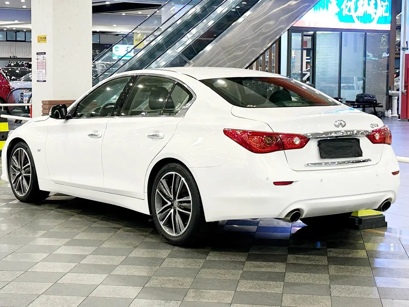 Infiniti Q50 2015 — Фото 4/13