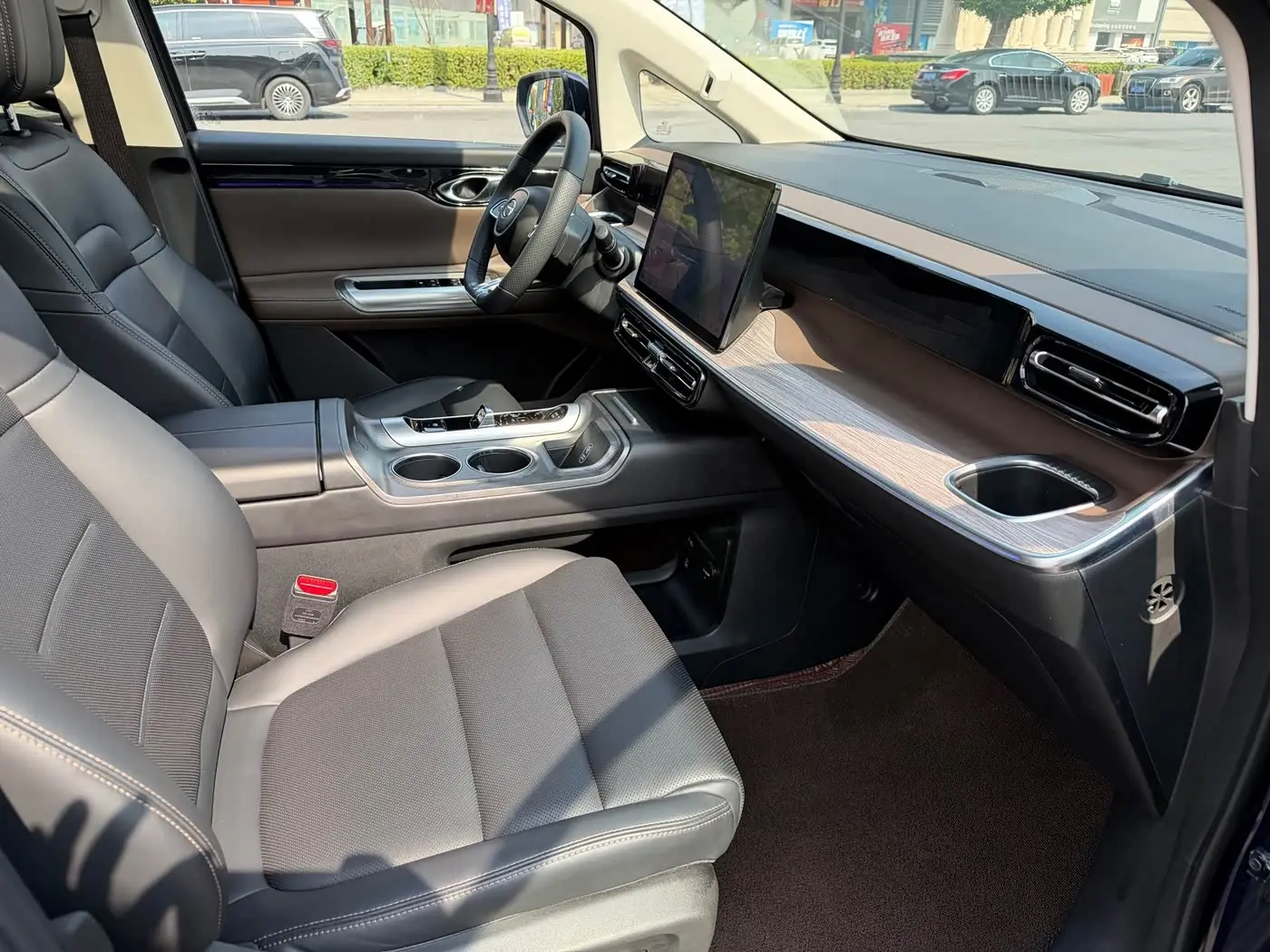 GAC Trumpchi Trumpchi E8 NEV 2023 — Photo 13/20