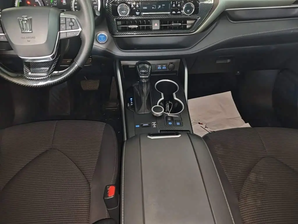 Toyota Crown Kluger 2022 — Photo 13/19