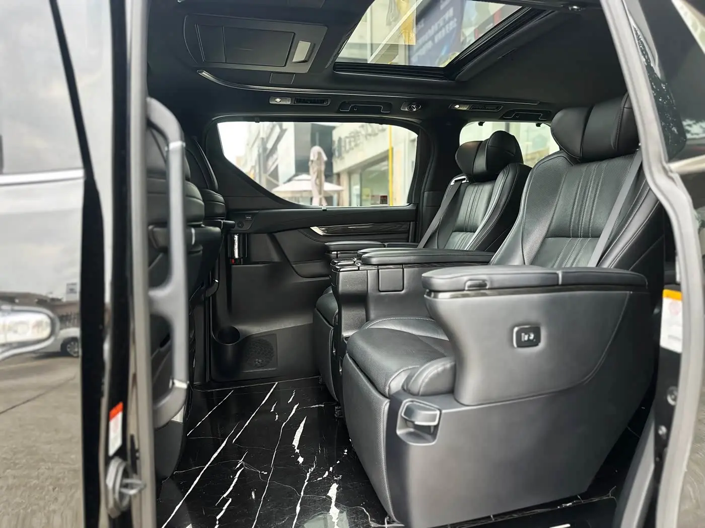 Lexus LM 2023 — Photo 12/13