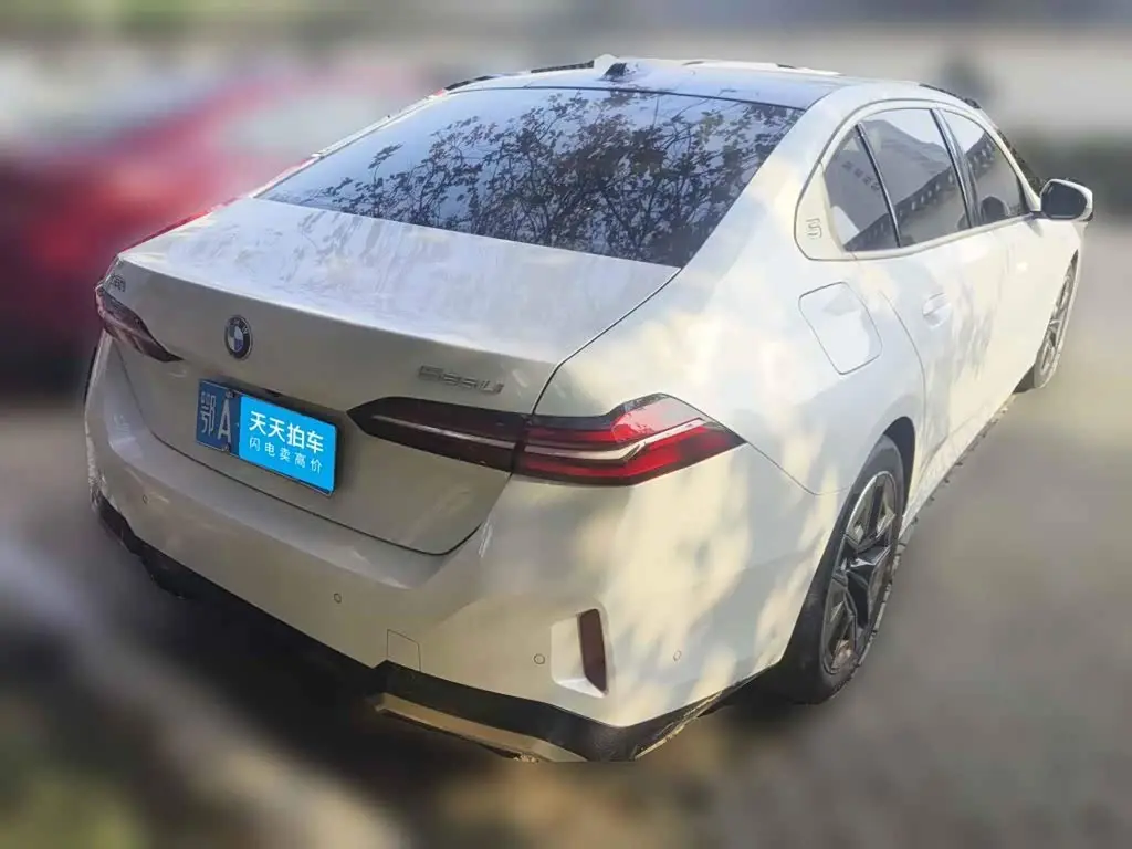 BMW 5 Series 2024 — Photo 2/13