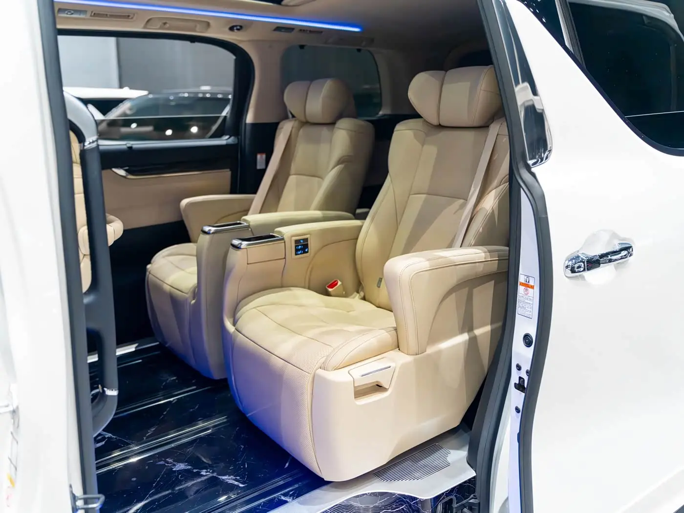 Toyota Alphard 2018 — Photo 9/15