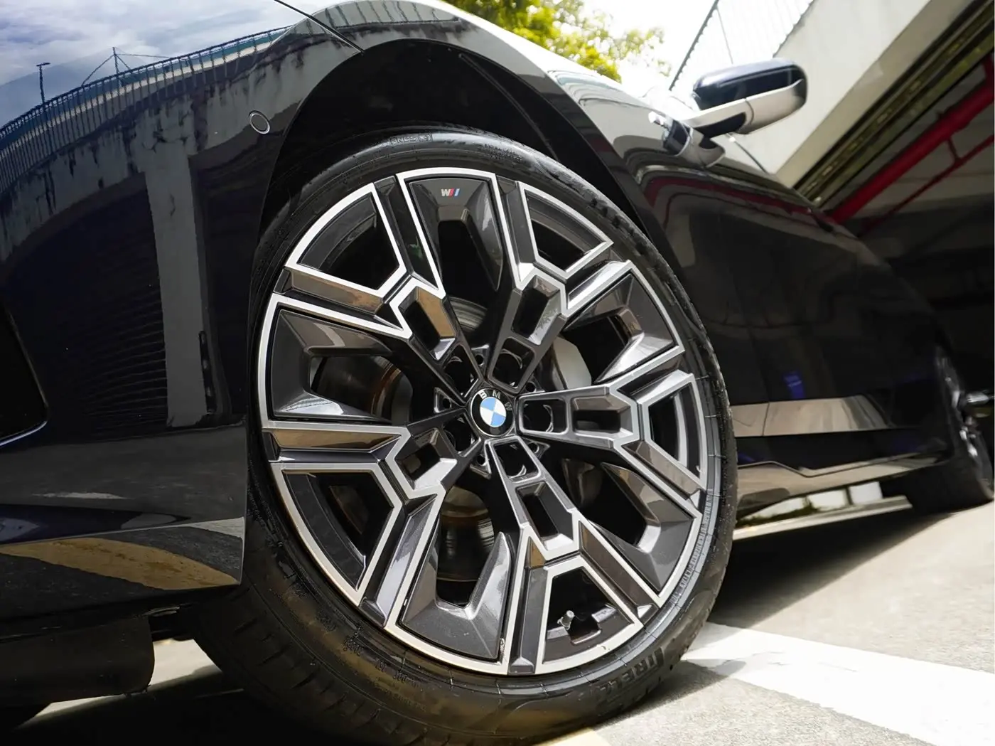 BMW 5 Series 2025 — Photo 7/20