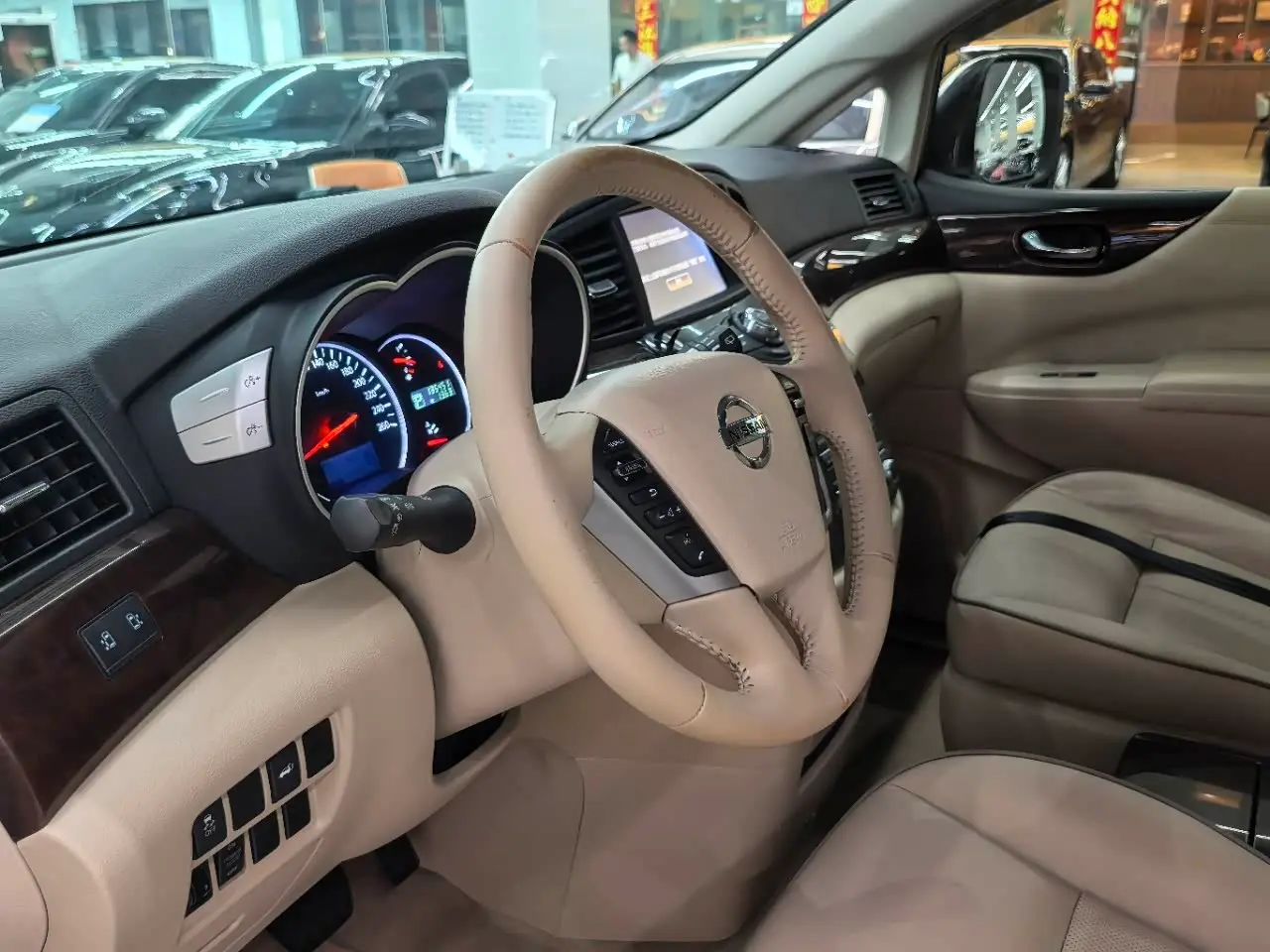 Nissan Quest 2018 — Photo 8/17