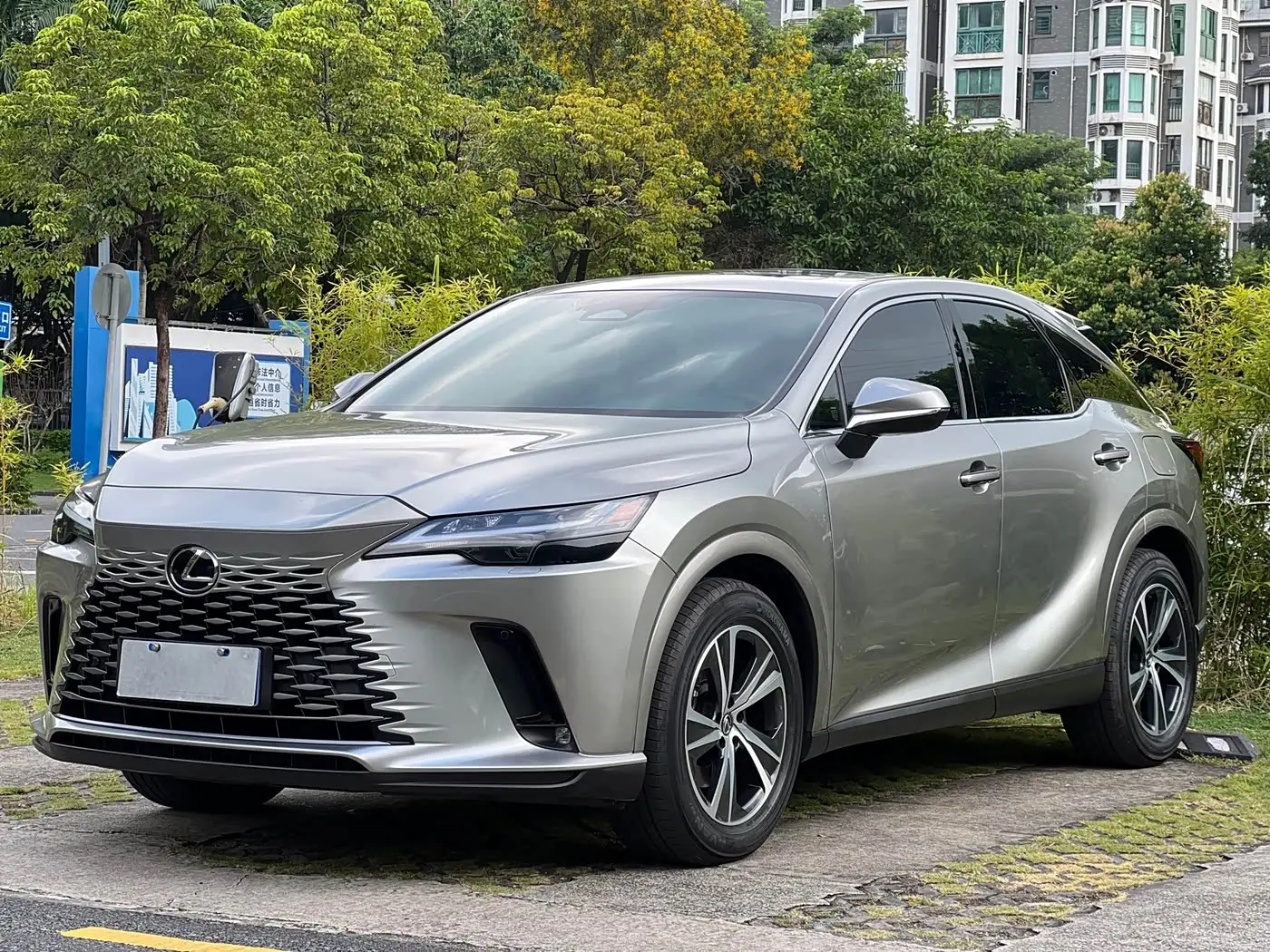 Lexus RX 2025 — Фото 1/20
