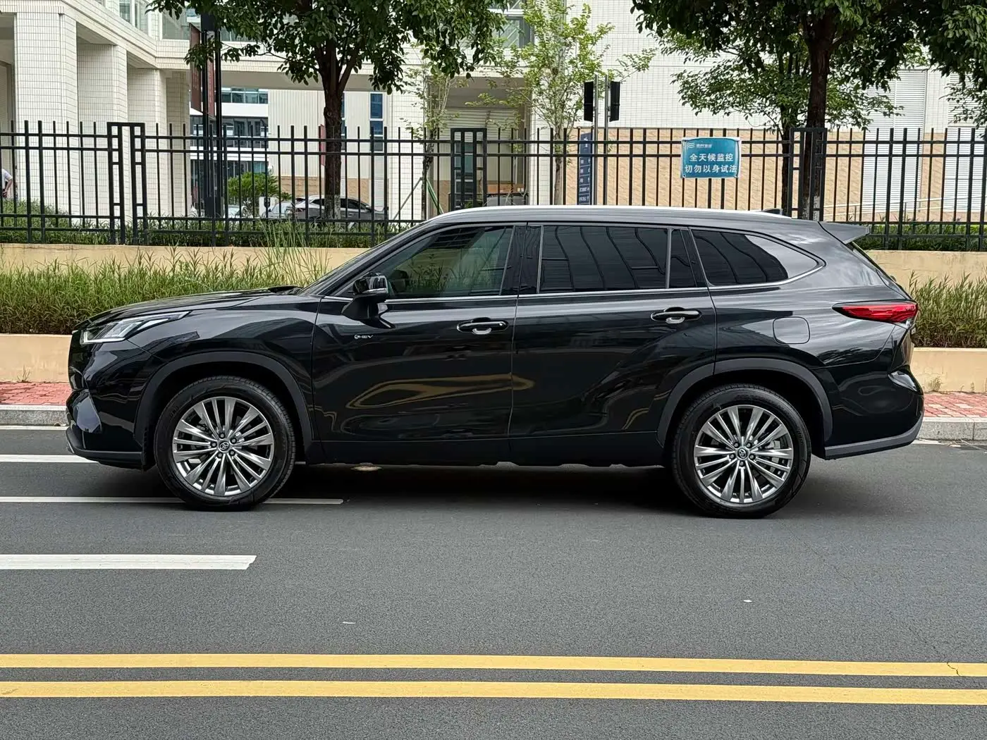 Toyota Highlander 2025 — Şəkil 15/18