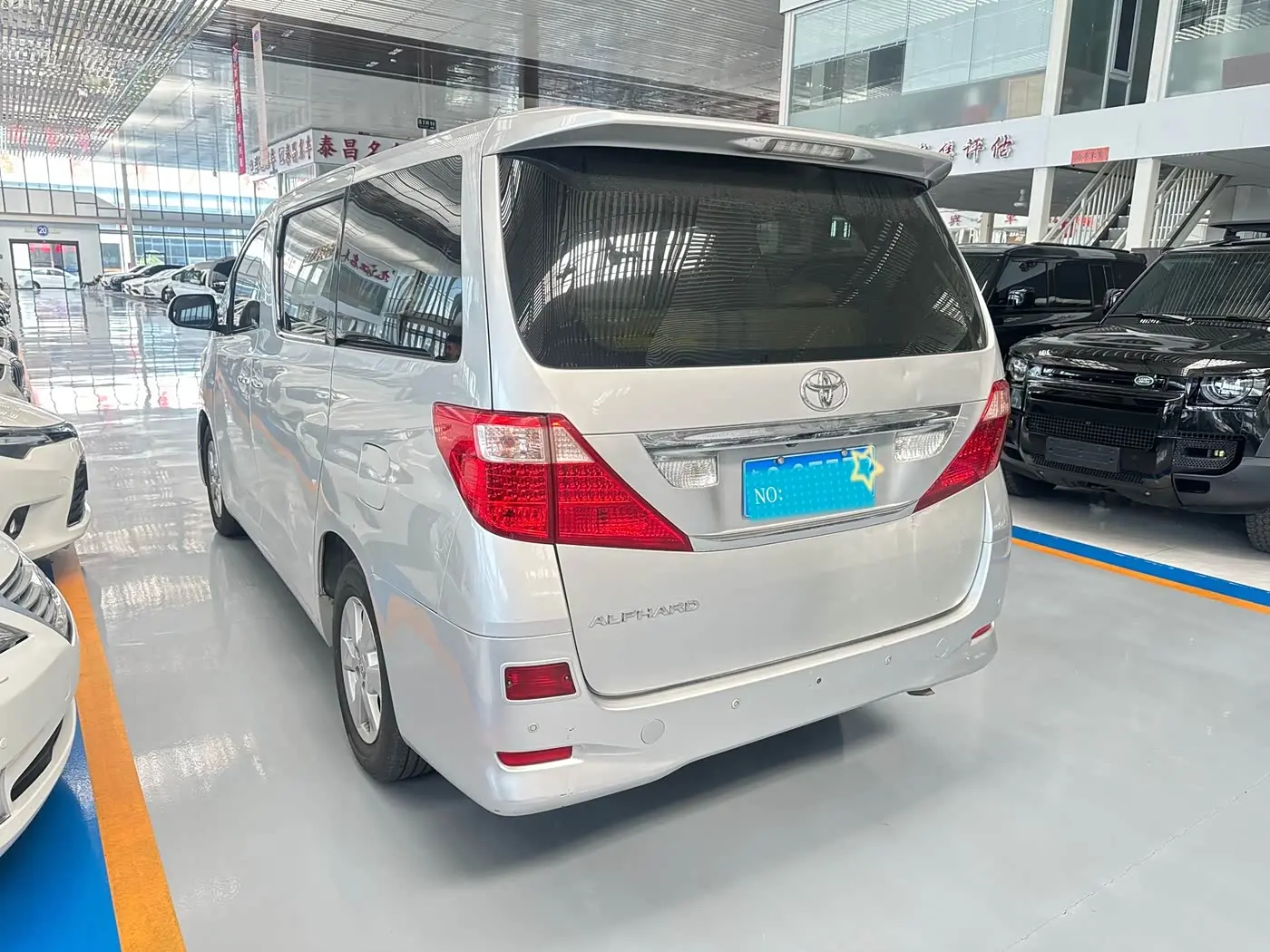 Toyota Alphard 2011 — Photo 2/10