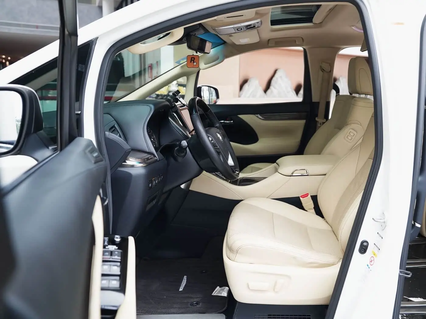 Toyota Alphard 2019 — Photo 8/14
