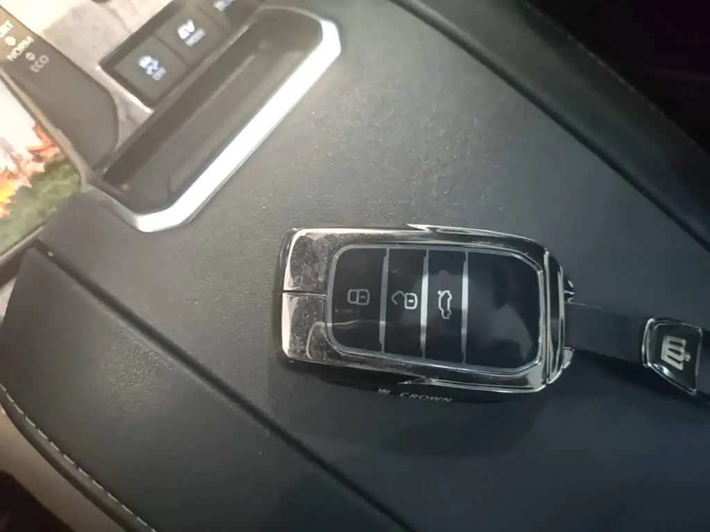 Toyota Crown Kluger 2025 — Photo 8/19