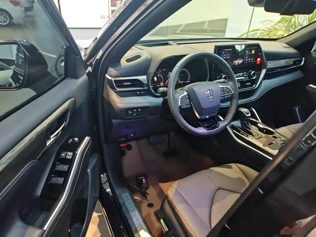 Toyota Crown Kluger 2025 — Photo 15/19