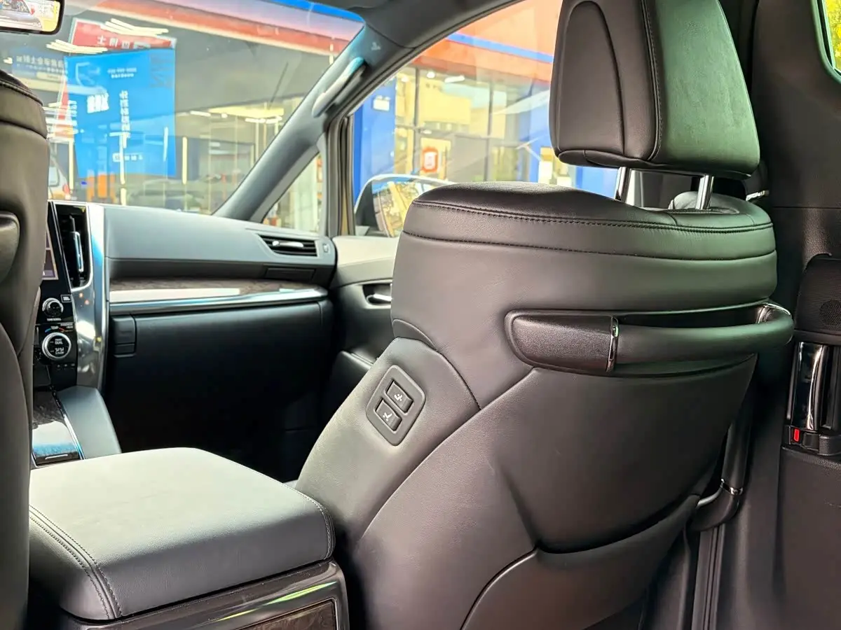 Toyota Alphard 2021 — Photo 18/20