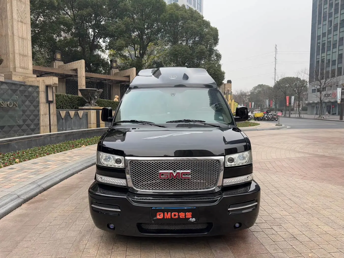 GMC Savana 2017 — Photo 2/20