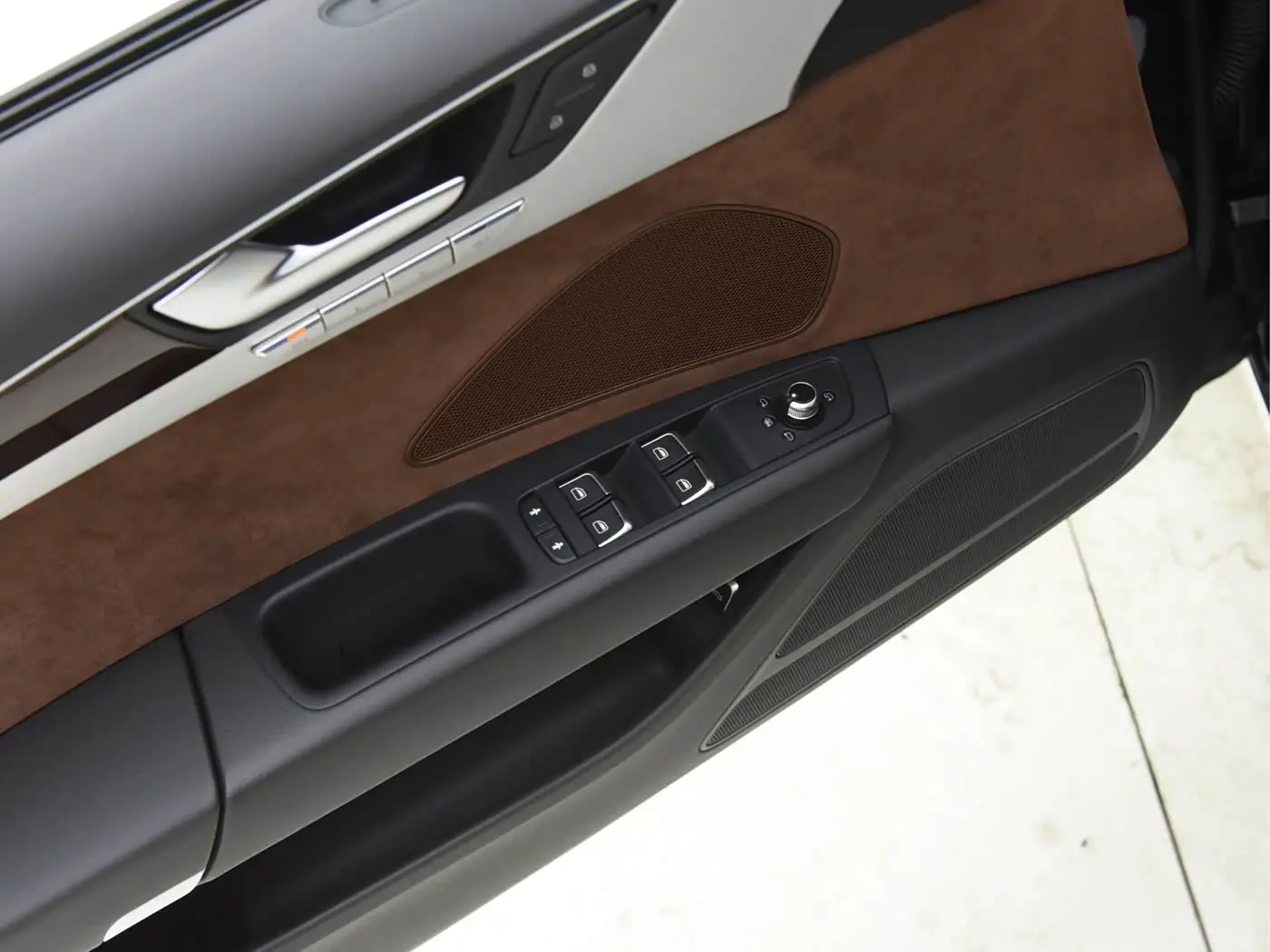Audi A8 2013 — Photo 11/17