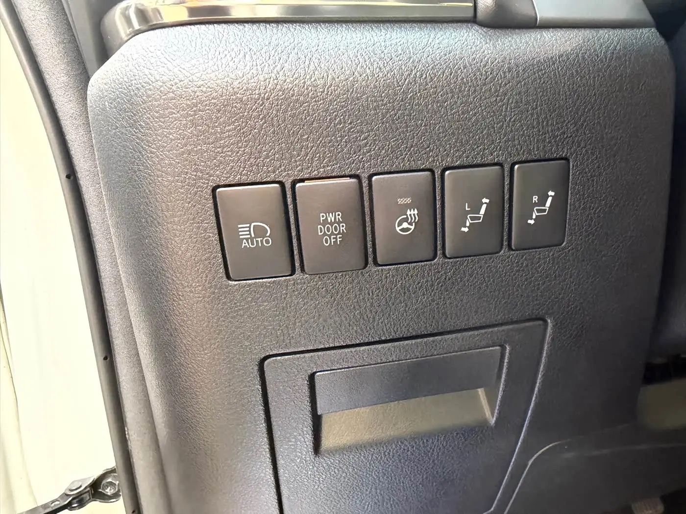 Toyota Vellfire 2019 — Photo 16/18