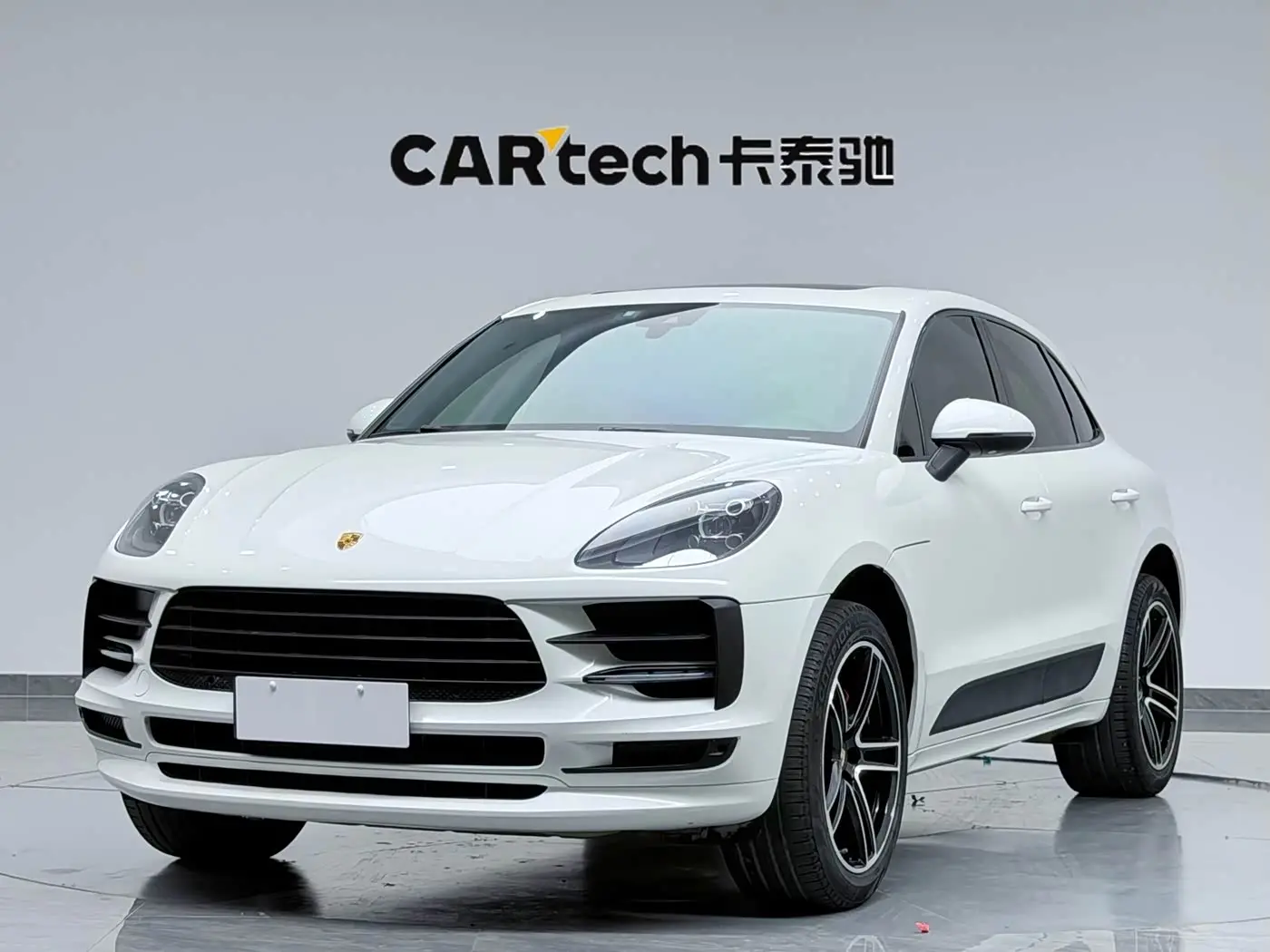 Porsche Macan 2021 — Photo 1/20