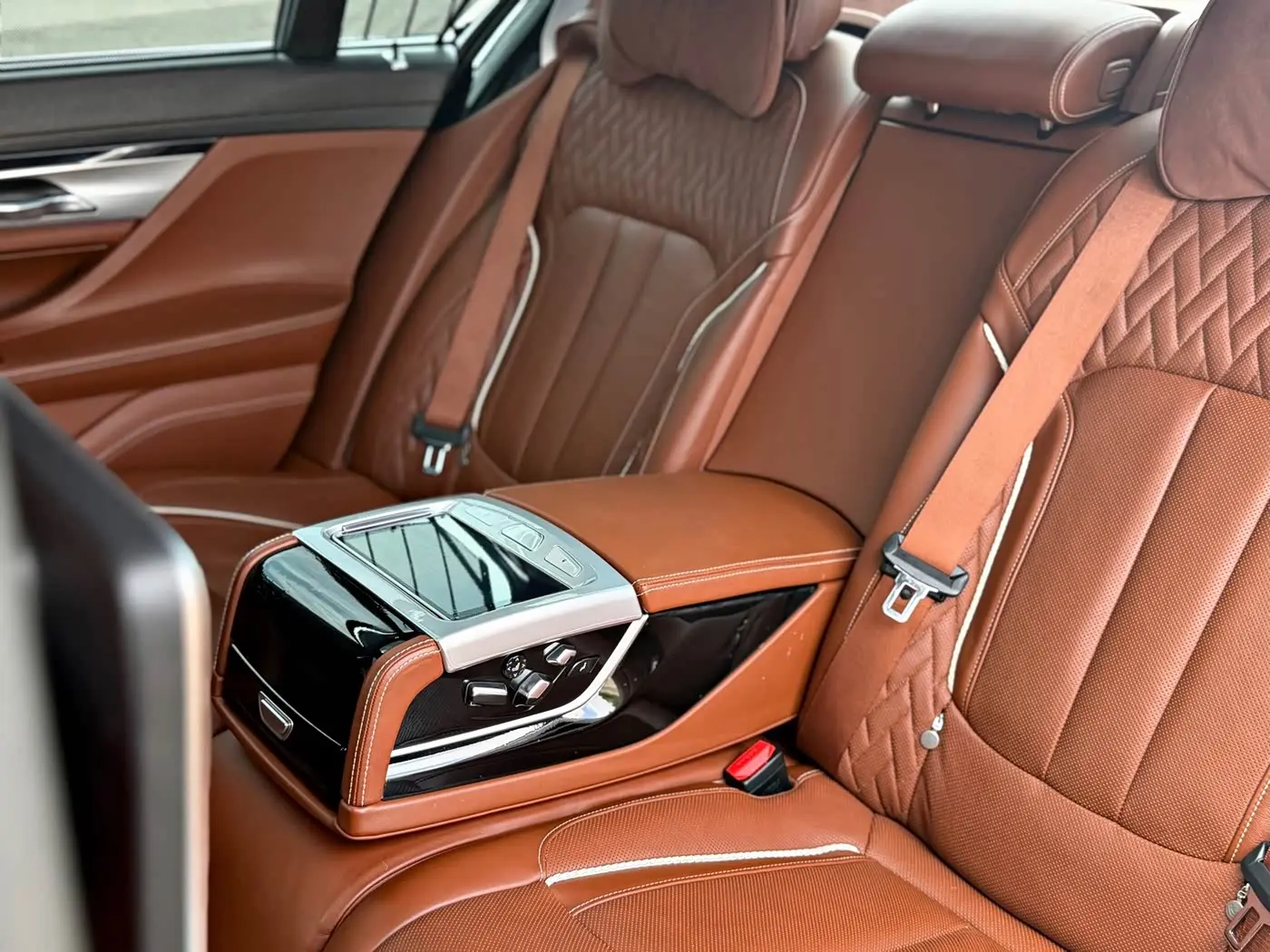 BMW 7 Series 2018 — Фото 8/20