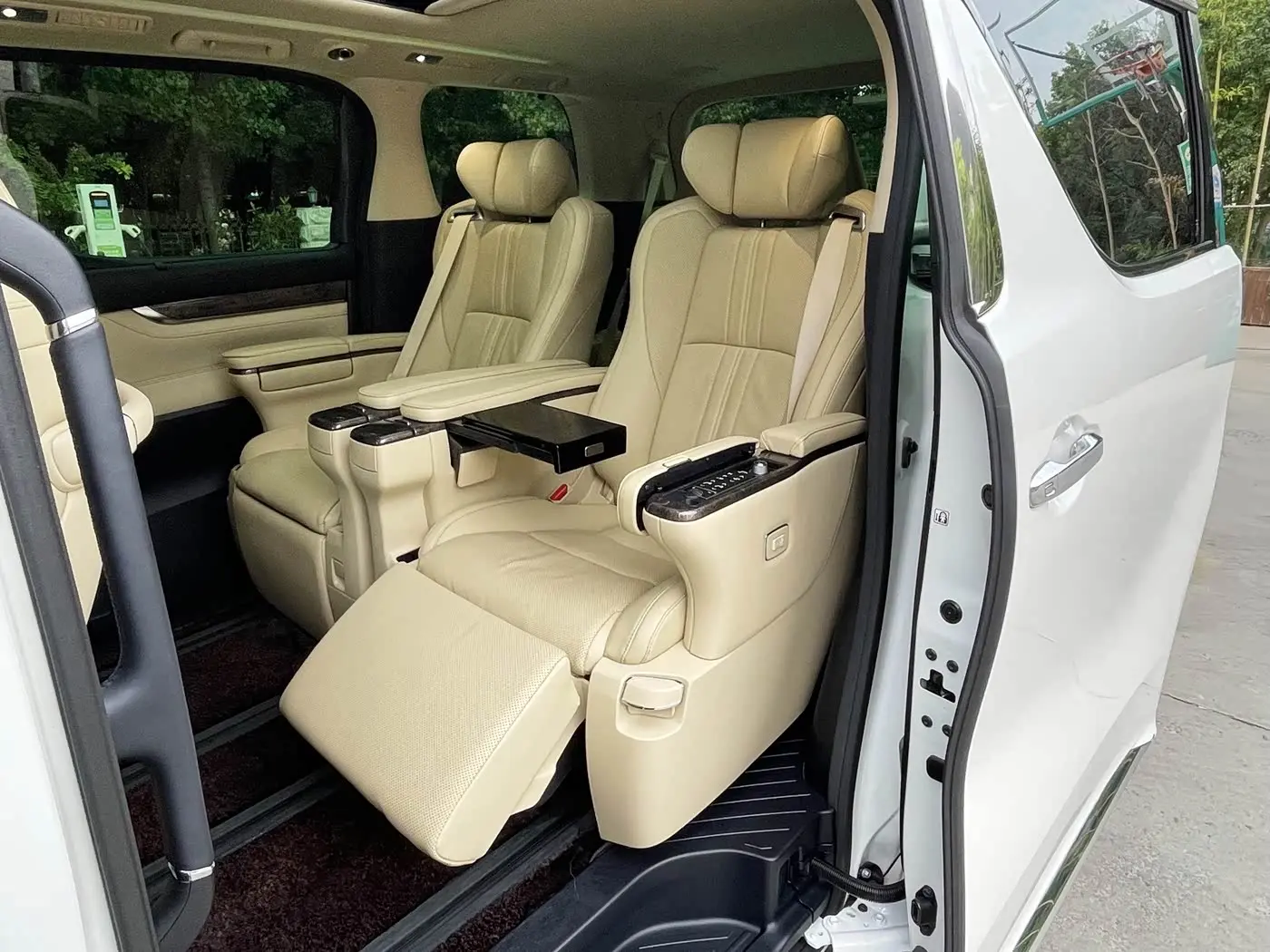 Toyota Vellfire 2022 — Photo 18/20