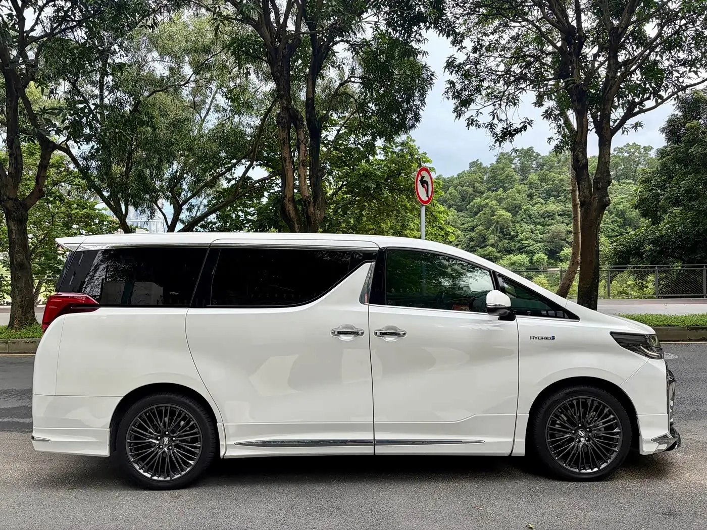 Toyota Alphard 2022 — Photo 4/18