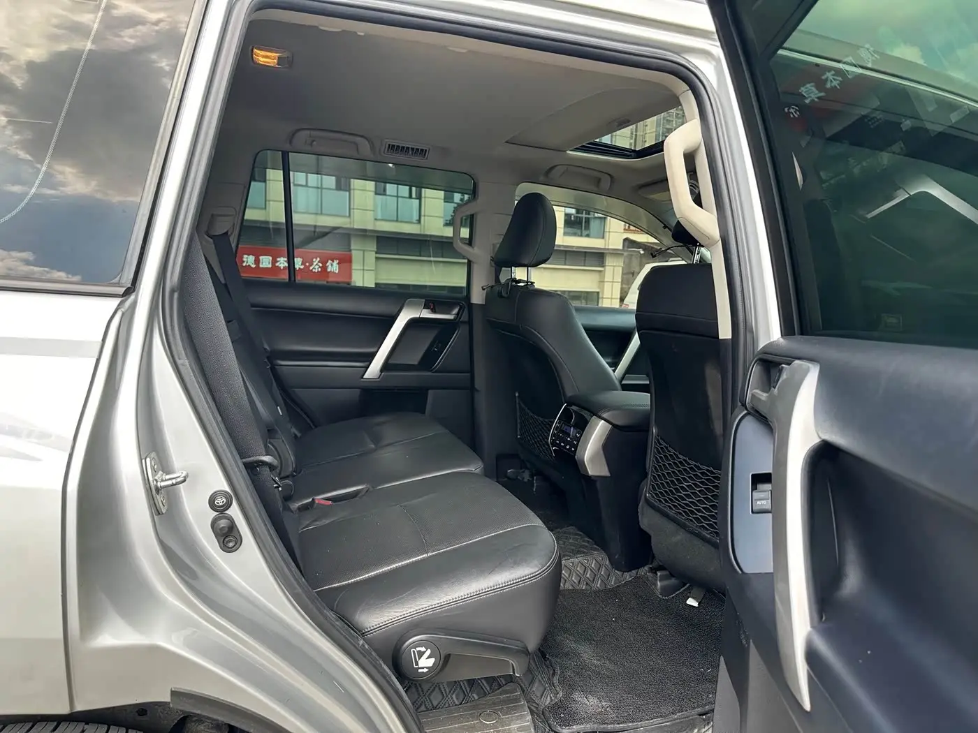 Toyota Prado 2018 — Photo 8/14