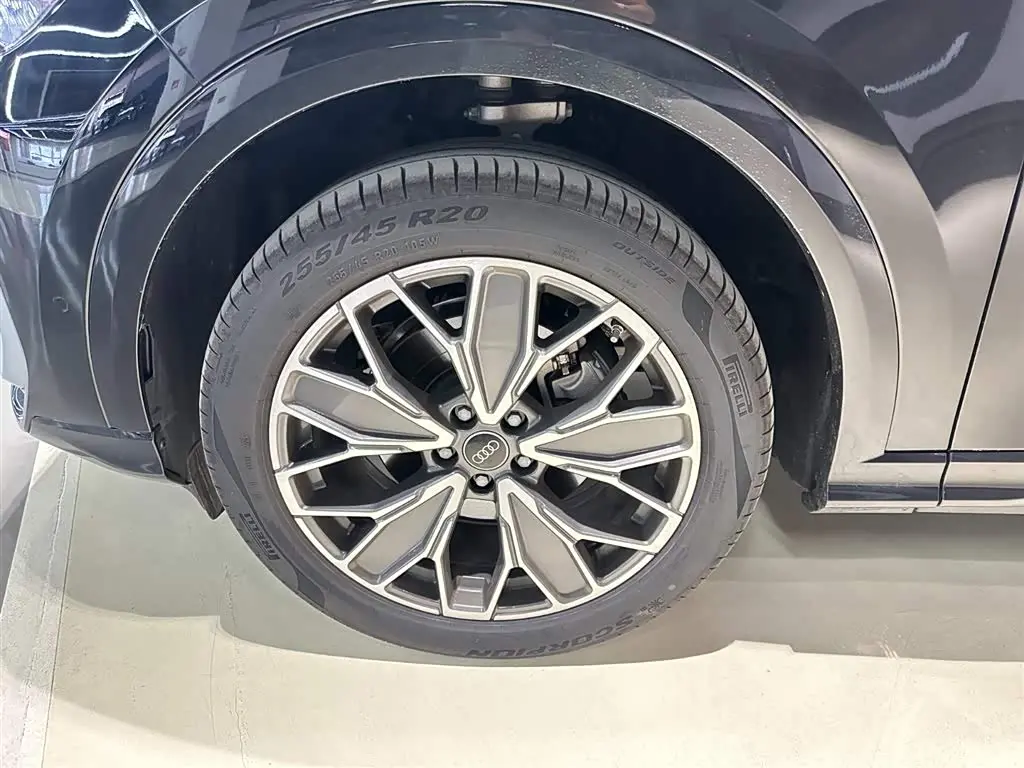 Audi Q5L 2025 — Photo 8/17