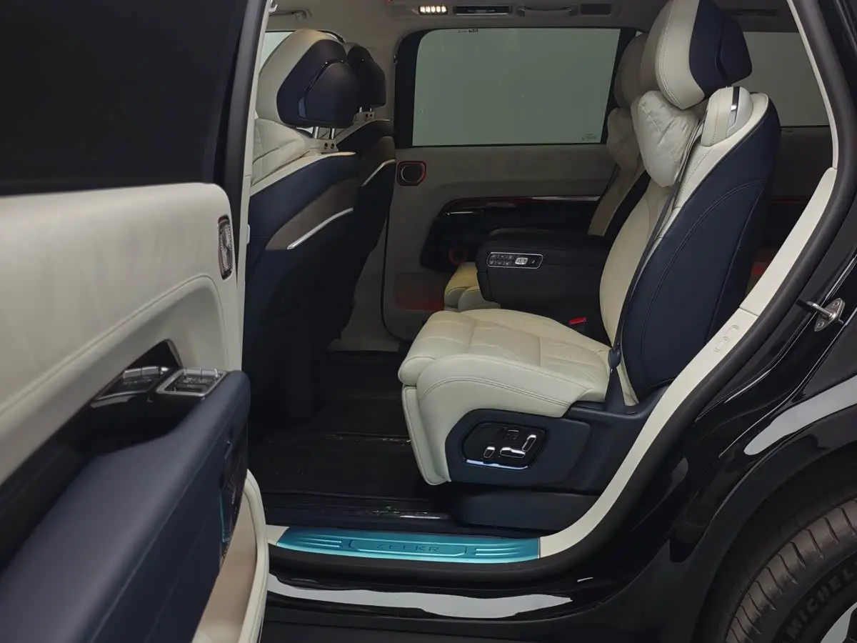 ZEEKR 9X 2025 — Photo 17/18