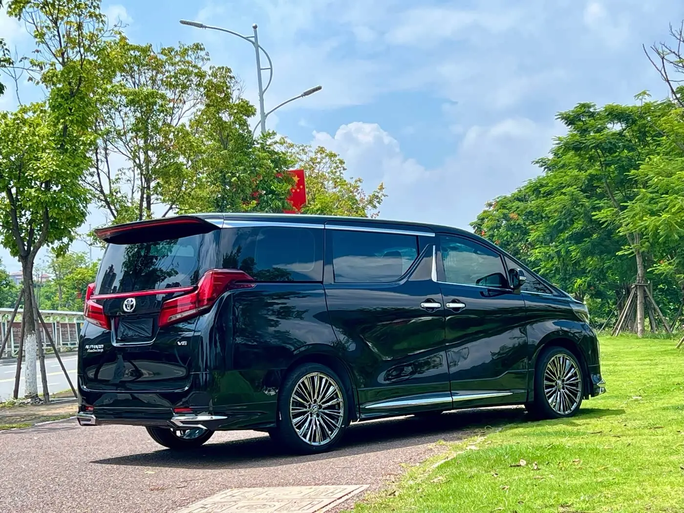 Toyota Alphard 2020 — Photo 7/9