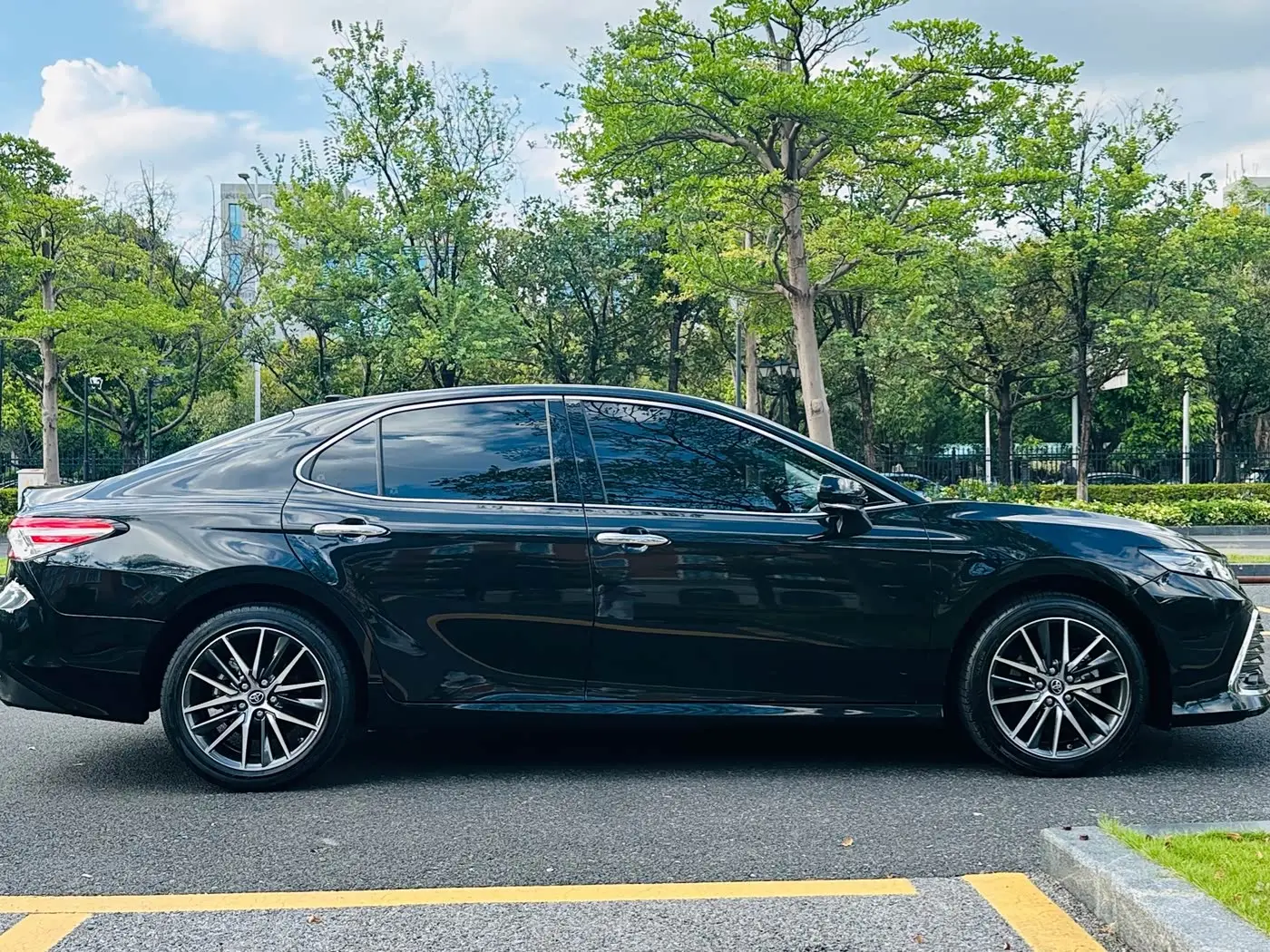 Toyota Camry 2023 — Фото 11/20
