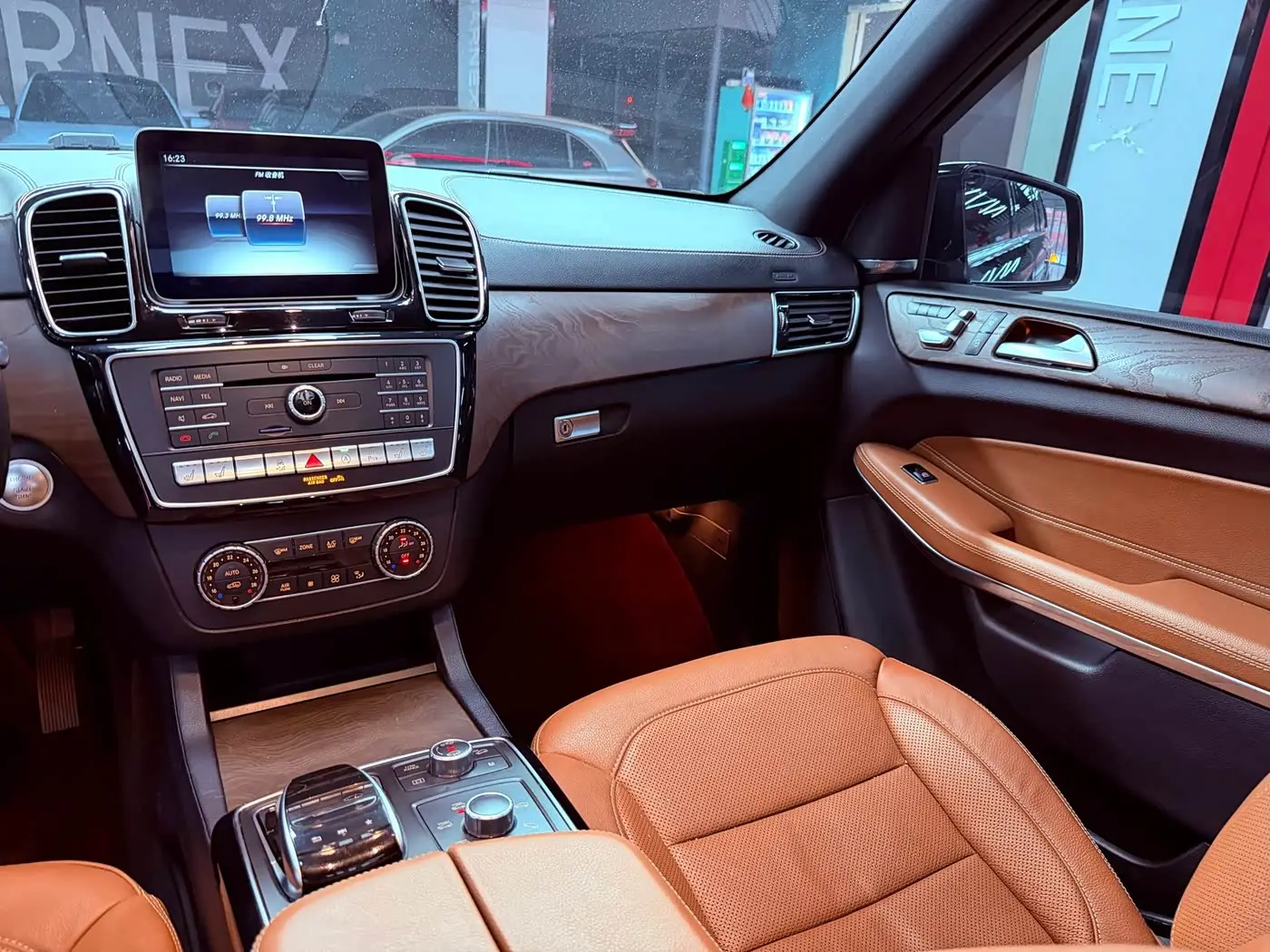Mercedes-Benz GLS 2016 — Photo 17/20