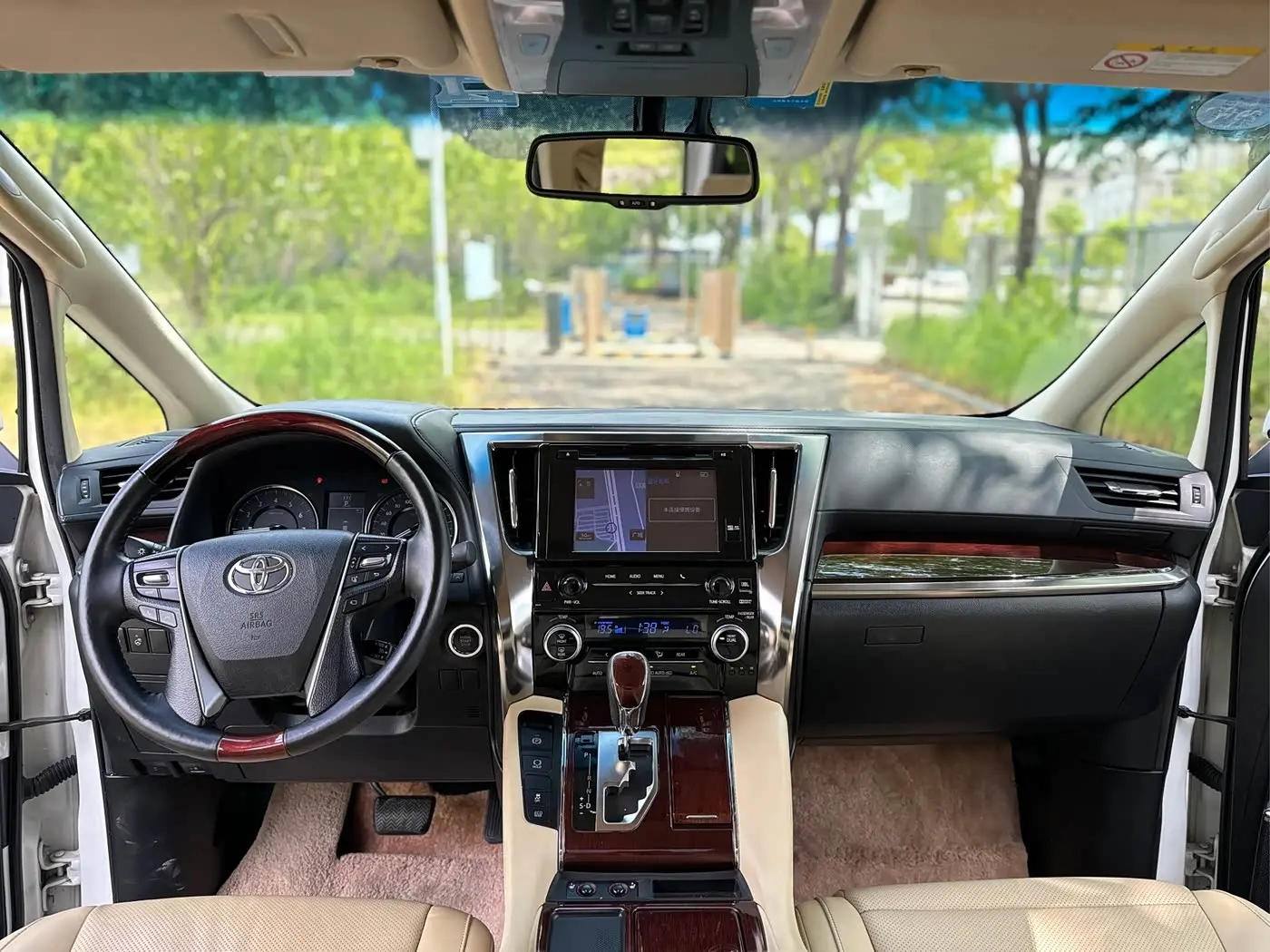 Toyota Alphard 2017 — Photo 18/19