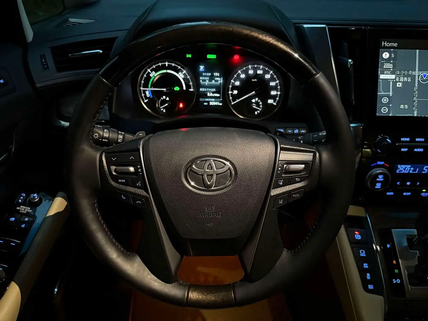Toyota Alphard 2024 — Photo 14/16