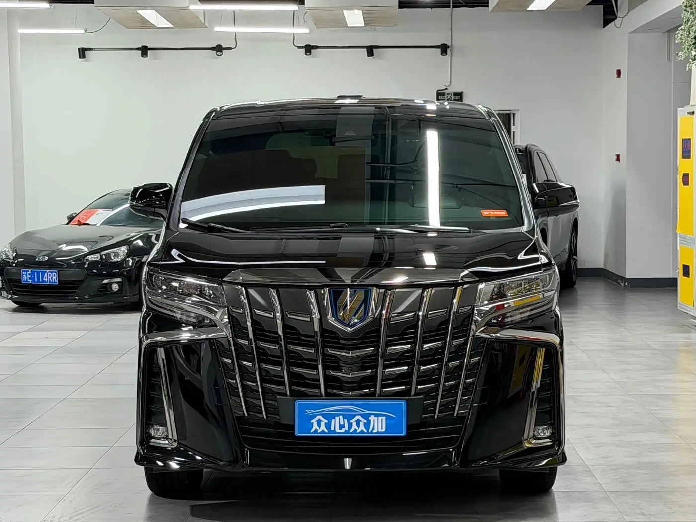 Toyota Alphard 2023 — Photo 2/13