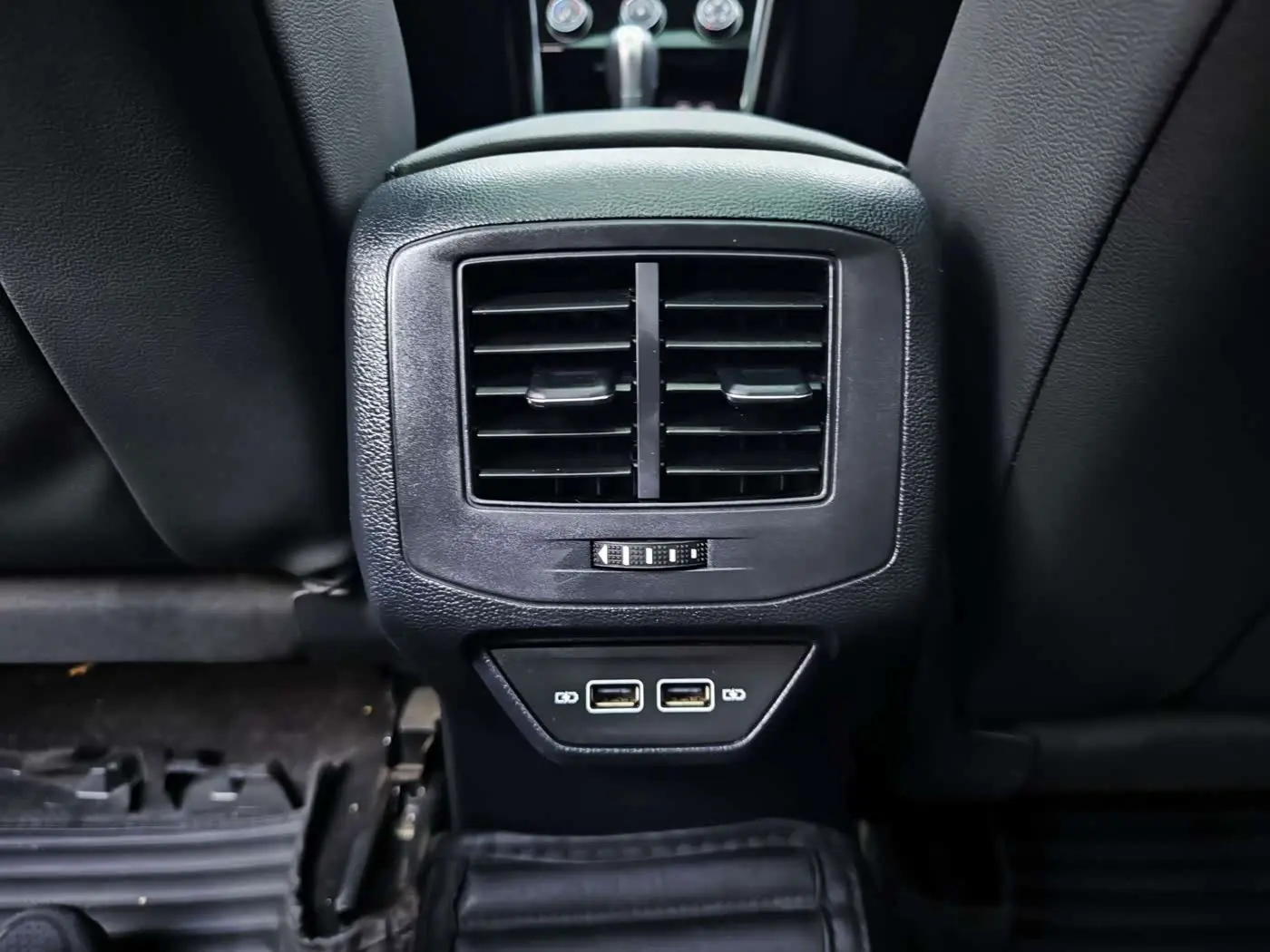 Volkswagen T-ROC 2023 — Photo 12/19