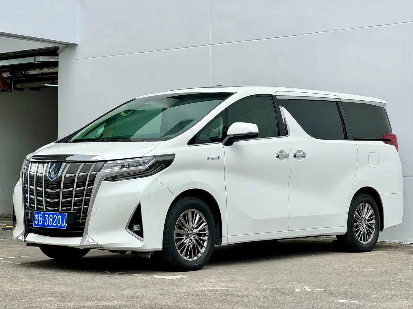 Toyota Alphard 2020 — Photo 1/17