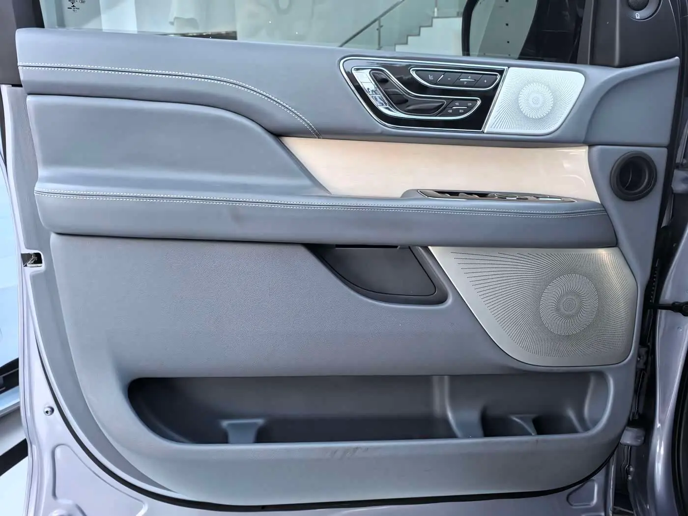 Lincoln Navigator 2023 — Photo 4/18