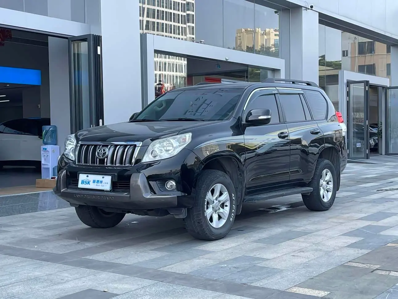 Toyota Prado 2013 — Photo 1/17