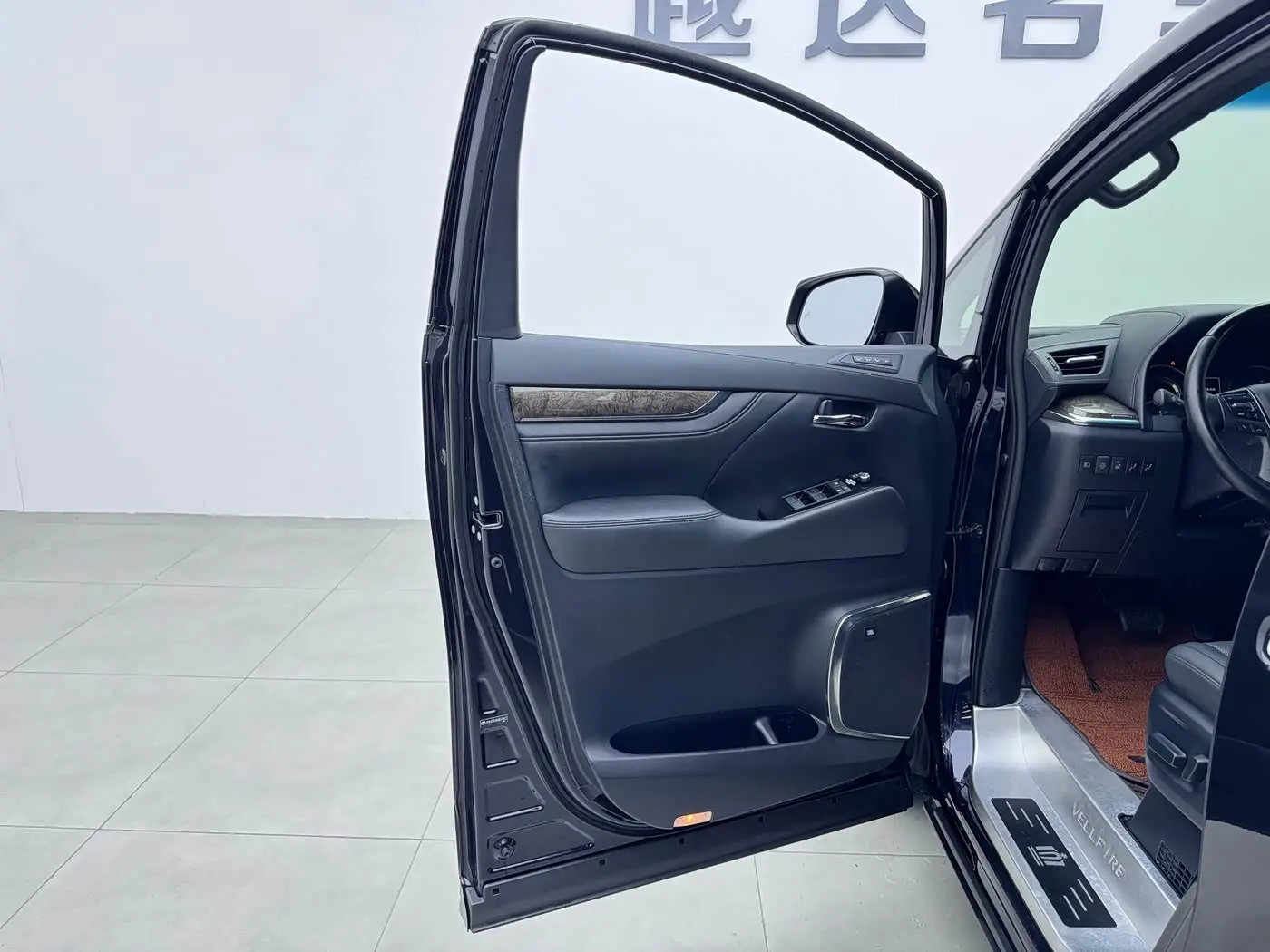 Toyota Vellfire 2022 — Photo 6/20