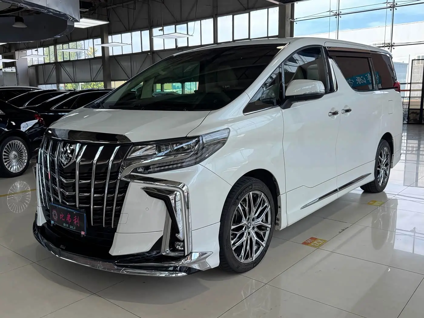 Toyota Alphard 2018 — Фото 1/20