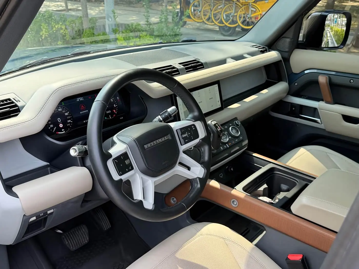 Land Rover Defender 2021 — Photo 13/20