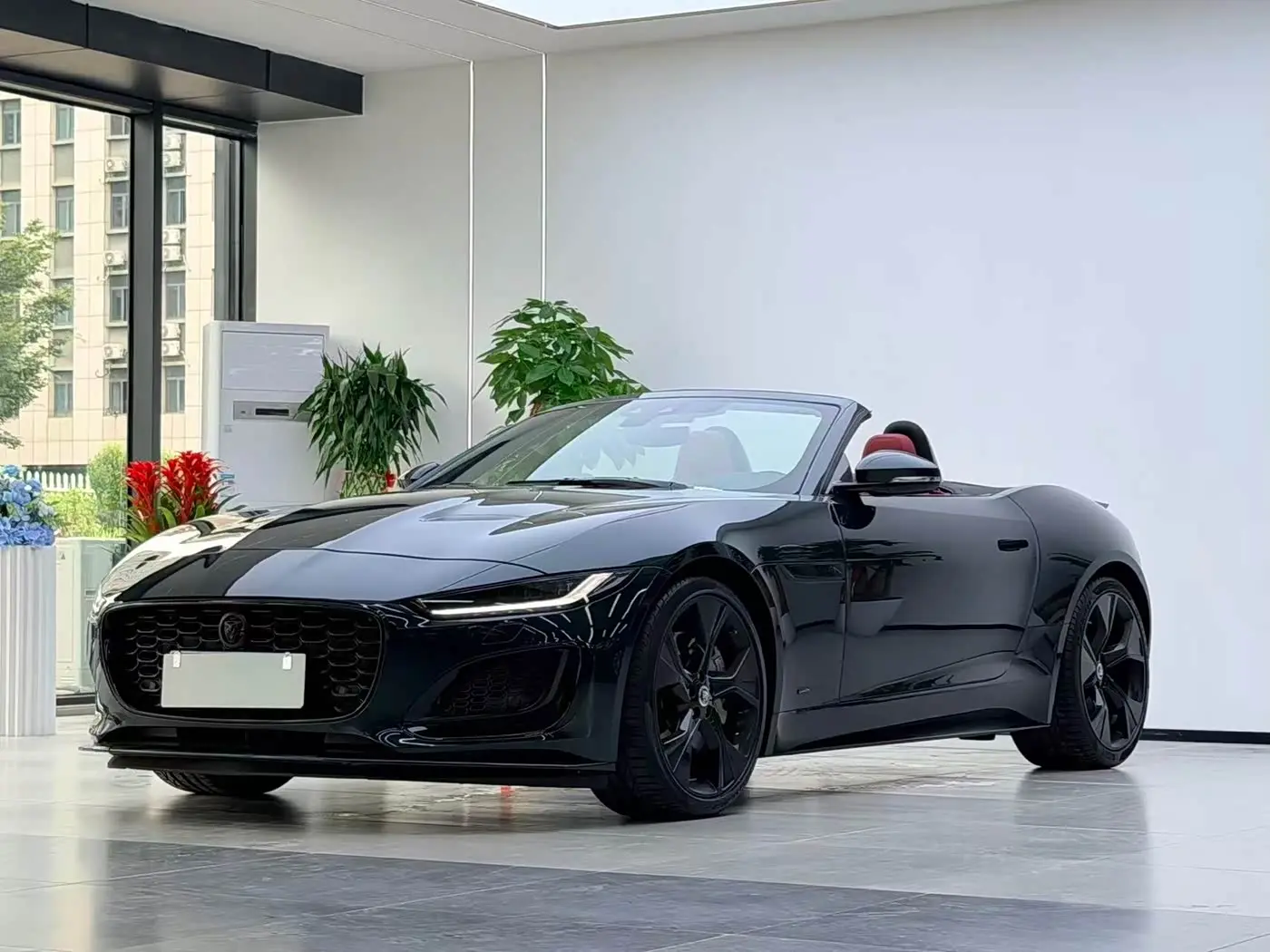 Jaguar F-TYPE 2024 — Photo 1/16