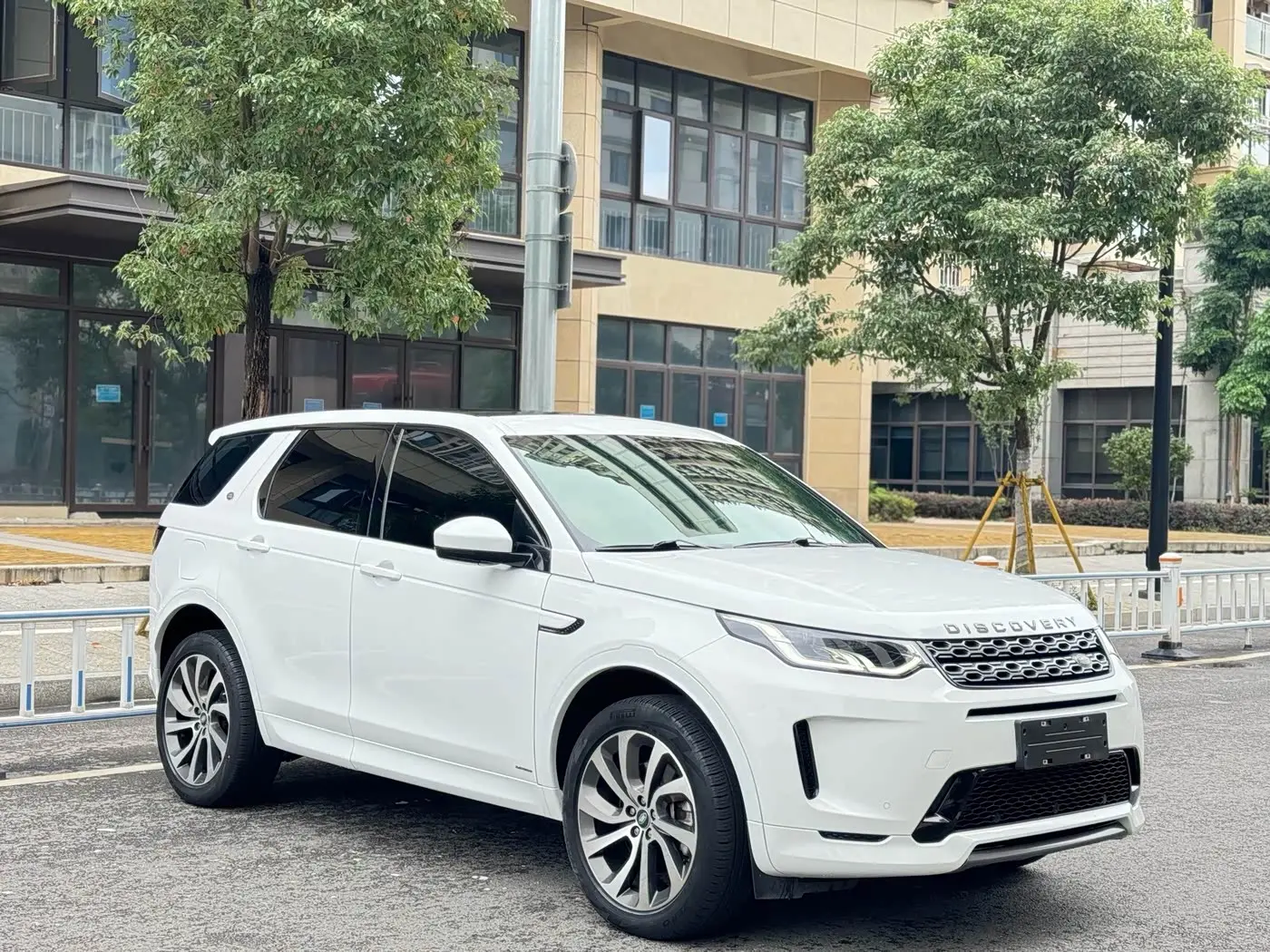 Land Rover Discovery Sport 2021 — Фото 3/9