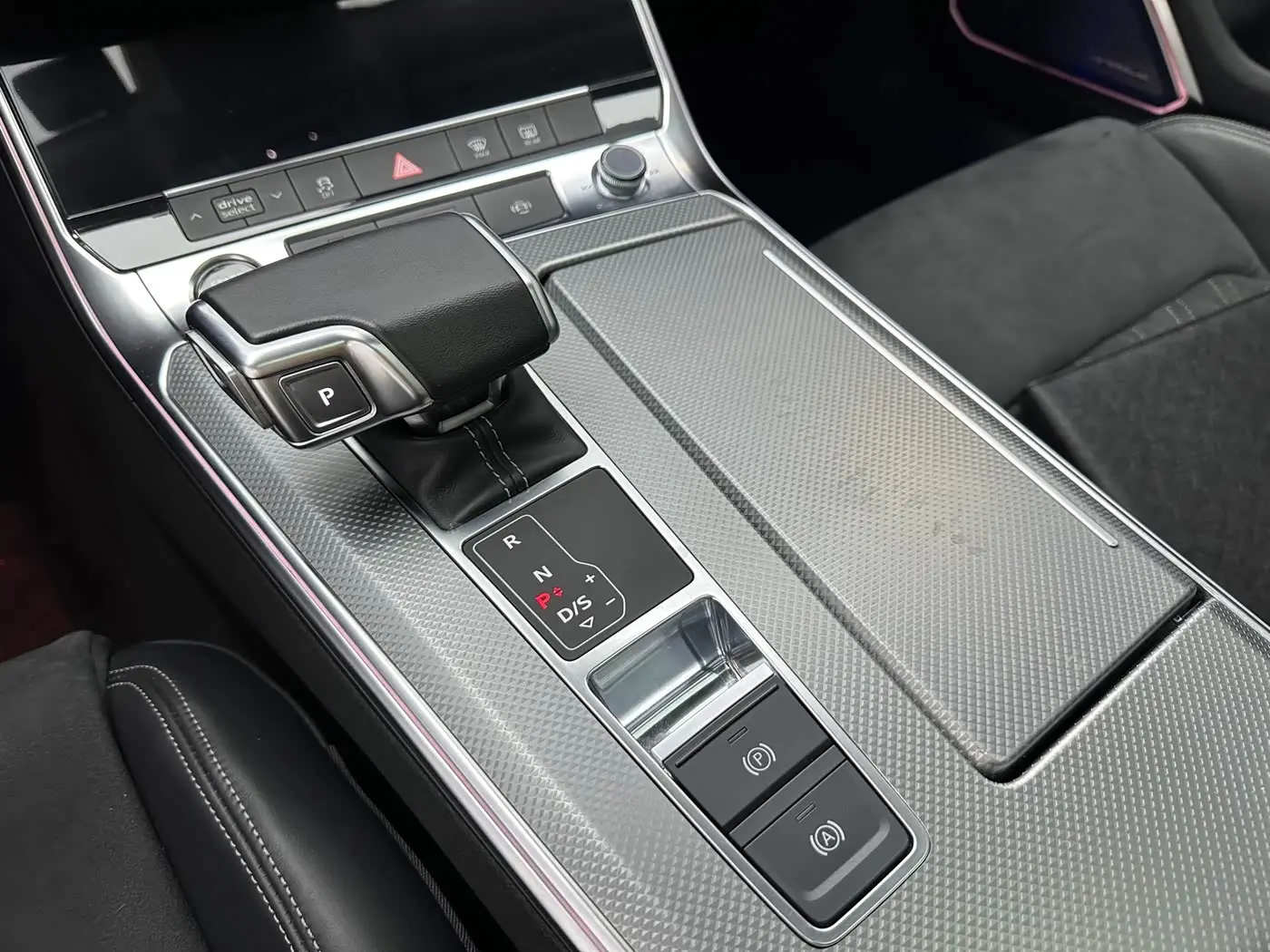 Audi A7L 2023 — Фото 18/20