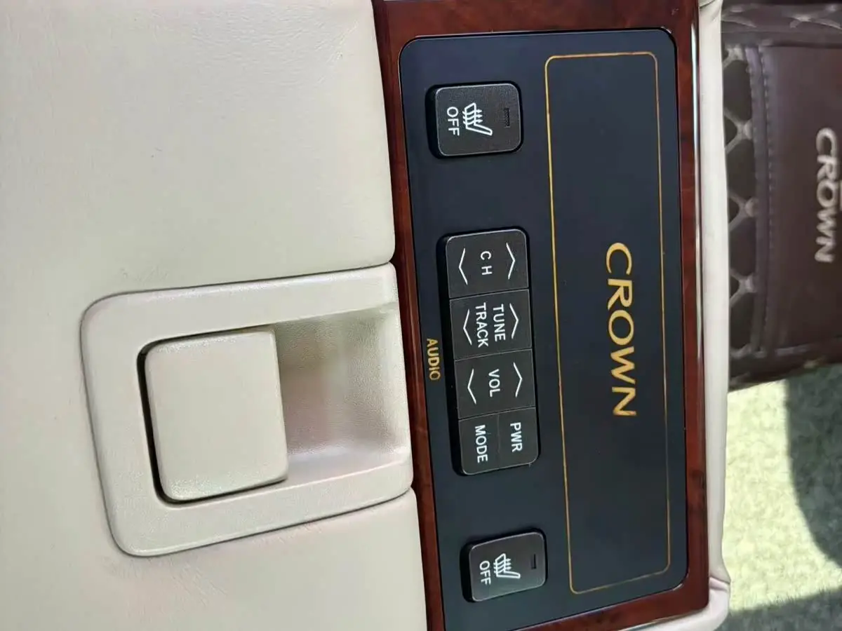 Toyota Crown 2013 — Photo 15/18